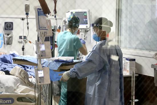 Healthcare workers operate in an ICU in the "COVID Area" of the Beverly Hospital in Montebello City, California, the United States, Jan. 22, 2021. (Photo/Xinhua)