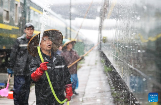 Railway workers prepare for Spring Festival travel rush