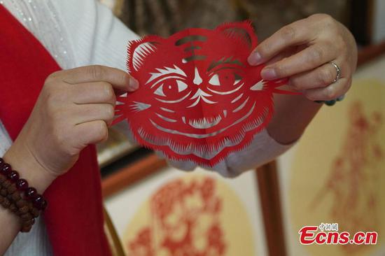 Lanzhou artist welcomes Chinese New Year with paper cutting