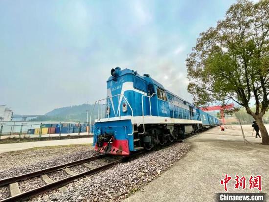 A China-Europe freight train loaded with Spring Festival goods departs Nanping City, south China's Fujian Province, January 12, 2022. (Photo/China News Service)