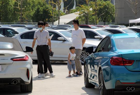 Visitors inspect automobiles showcased at an auto show in Nanjing, Jiangsu province. (Photo/China Daily)