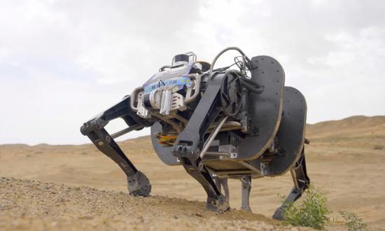 An electric-powered quadruped bionic robot independently developed by China displays its strong adaptative capability by operating in a desert. The robot, dubbed a mechanical yak, it the world's largest, heaviest and most off-road-capable of its kind. (Photo/Screenshot from China Central Television)