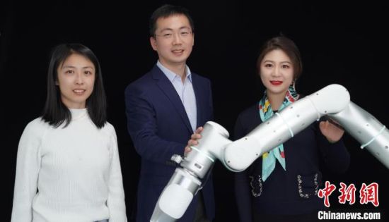 Photo shows the autonomous robot for needle-free vaccinations developed by the research team from Tongji University. (Photo provided to China News Service by Tongji University)