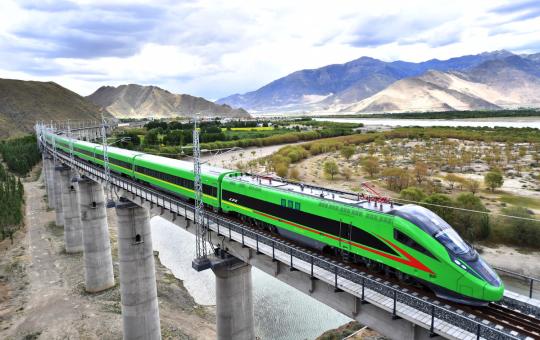 A Fuxing bullet train runs on the Lhasa-Nyingchi railway during a trial operation in Shannan, Southwest China's Tibet autonomous region, June 16, 2021. (Photo/Xinhua)

