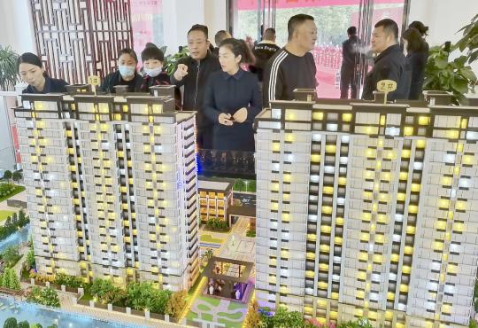 Potential homebuyers look at property models in Huaian, Jiangsu province. (Photo: China Daily/Chen Liang)