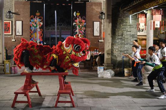 Youth practice lion dance to welcome Spring Festival
