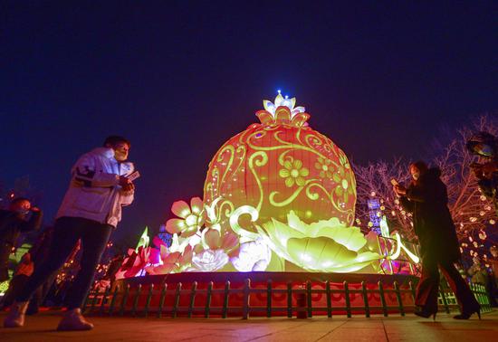Colorful lanterns light up park in Urumqi to welcome Chinese New Year