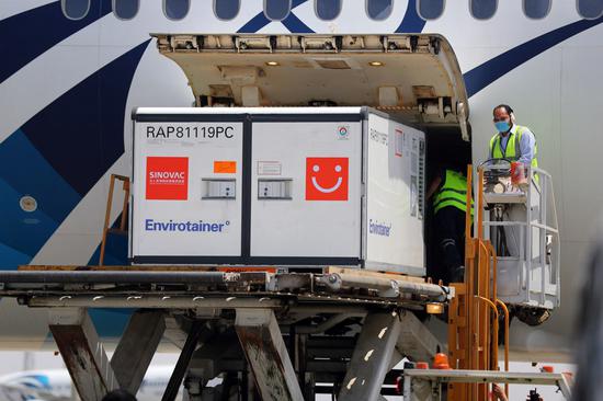 Airport staff members unload the first batch of Chinese Sinovac vaccine raw materials from a plane at the Cairo International Airport in Cairo, Egypt, May 21, 2021. (Xinhua/Sui Xiankai)