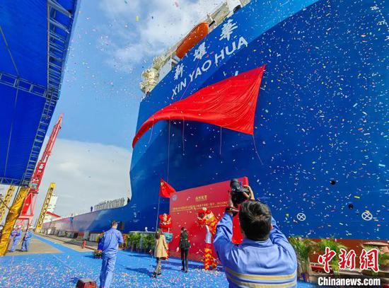 China's second largest semi-submersible heavy lift vessel, called Xin Yao Hua, is delivered in Guangzhou, south China's Guangdong Province, January 19, 2022. (Photo/China News Service)