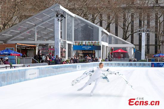 A performer is seen during a five-minute pop-up skating performance on the ice rink at Bryant Park in New York, United States, Jan. 20, 2022. (Photo: China News Service/Wang Fan)