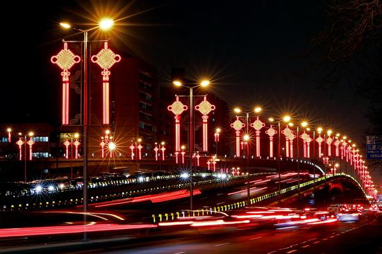 Chinese knot-shaped decorations light up Chang'an Ave. in Beijing