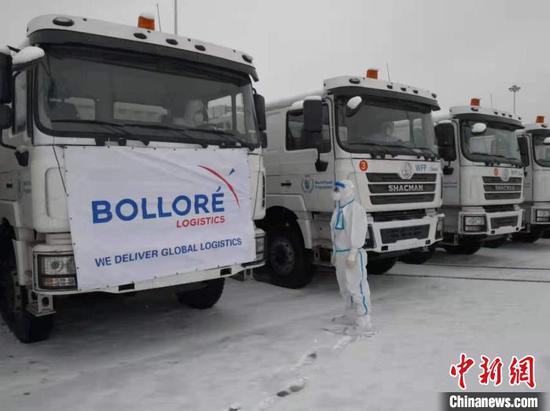 A staff member of the Horgos Customs inspects the supplies for Afghanistan. (Photo/China News Service)