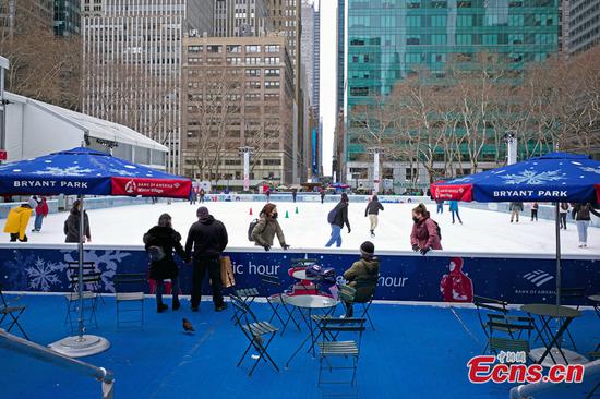 People skate on the the ice rink at Bryant Park in New York, United States, Jan. 20, 2022. (Photo: China News Service/Wang Fan)