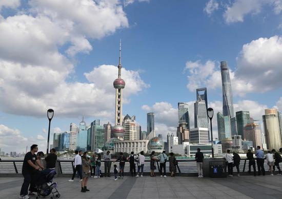 People visit the Bund in east China's Shanghai, Oct. 8, 2020. (Xinhua/Liu Ying)