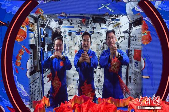Shenzhou 13 crew give Spring Festival wishes to overseas Chinese. (Photo/China News Service)