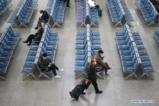 Passengers wait for trains at Nanjing South Railway Station in Nanjing, east China's Jiangsu Province, Jan. 28, 2021.  (Photo/Xinhua)