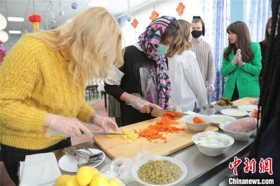 Over 50 college students from seven countries learn to make dumplings in Heihe, north China's Heilongjiang Province. (Photo provided to China News Service by Heihe local authorities)
