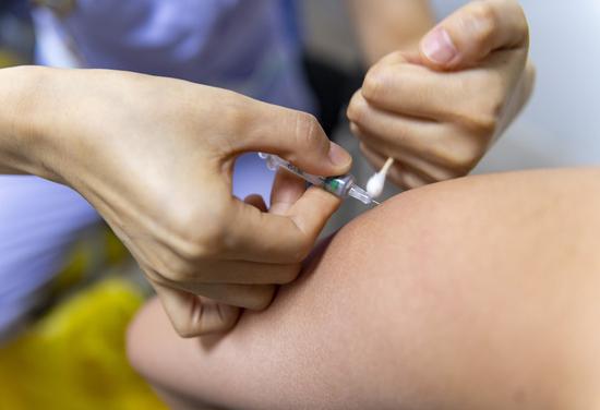 A medical worker injects a dose of COVID-19 vaccine at a vaccination site of Jingcheng Hospital in Ruili City, southwest China's Yunnan Province, April 1, 2021. (Xinhua/Chen Xinbo)