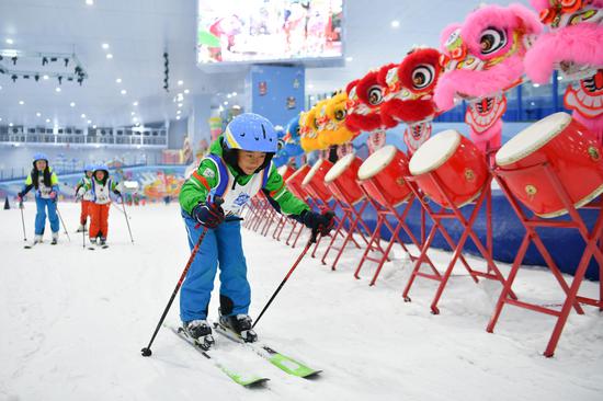 Children in SW China enjoy winter sports