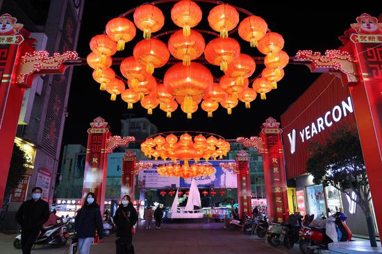 E China's Lianyungang welcomes upcoming Spring Festival with bright lights 