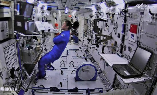 Screen image taken at Beijing Aerospace Control Center on Dec. 26, 2021 shows Chinese taikonaut Wang Yaping working in the space station core module Tianhe.(Xinhua/Guo Zhongzheng)