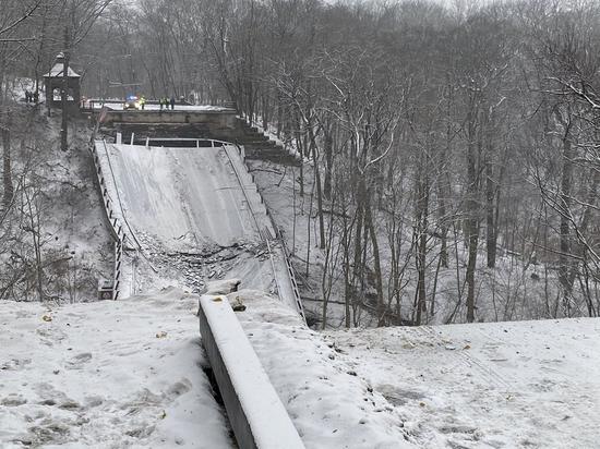 Photo released on Jan. 28, 2022 by twitter account Pittsburgh Public Safety shows a collapsed bridge in Pittsburgh, Pennsylvania, the United States. (Pittsburgh Public Safety via Twitter/Xinhua)