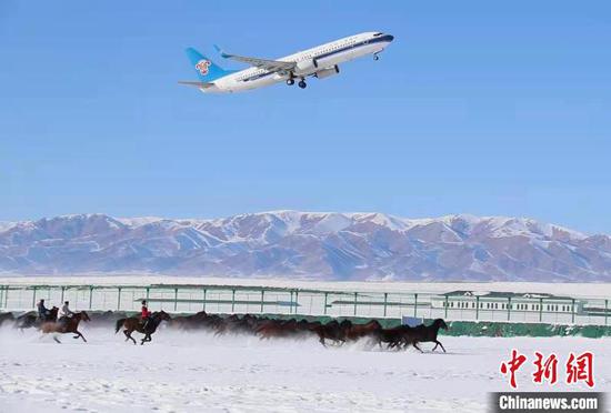 People in Zhaosu County, Xinjiang Uyghur Autonomous Region, ride hores to welcome the fisrt flight to Zhaosu Tianma Airport. (Photo provided to China News Service by Ili Prefecture authorities )
