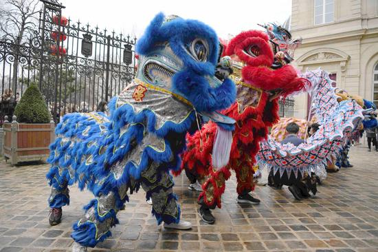 Paris holds Loong and Lion dance to greet Chinese New Year