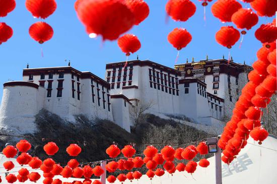 Lhasa decorated to greet Spring Festival