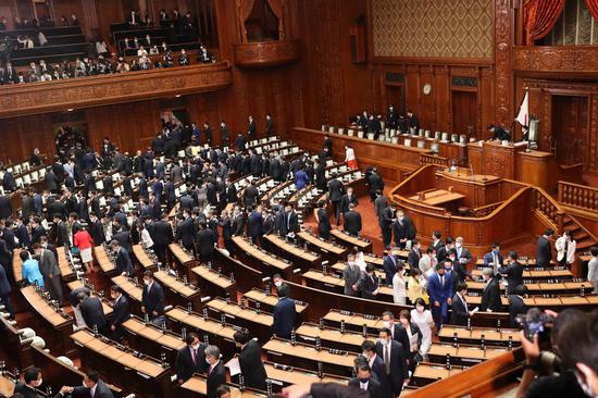 Lawmakers leave after the House of Representatives is dissolved in Tokyo, Japan, Oct. 14, 2021. (Xinhua/Du Xiaoyi)