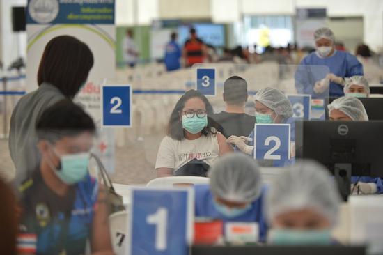People receive the COVID-19 vaccine in Bangkok, Thailand, on Jan. 24, 2022. (Xinhua/Rachen Sageamsak)