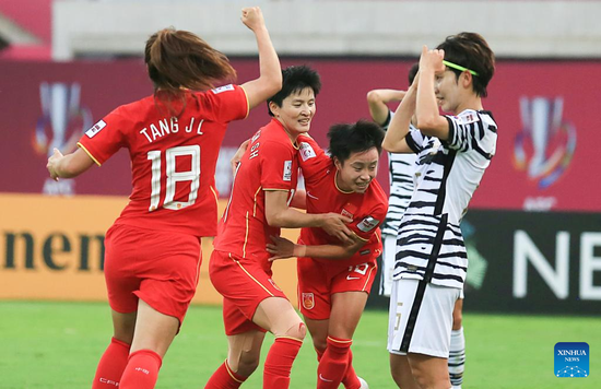 Zhang Linyan (3rd L) of China celebrates scoring with teammate Wang Shanshan (2nd L) during the final football match between China and South Korea at the 2022 AFC Women's Asian Cup in Mumbai, India, Feb. 6, 2022. (Xinhua/Javed Dar)