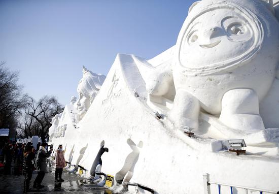  Mascot sculptures of Winter Games attract tourists in Heilongjiang