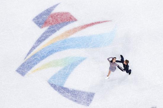 Madison Chock (L) and Evan Bates of the United States perform during the figure skating team event ice dance free dance at Capital Indoor Stadium in Beijing, capital of China, Feb. 7, 2022. (Xinhua/Ju Huanzong)