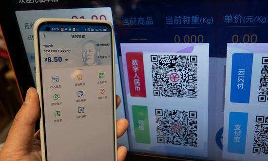 Shanghai residents used digital yuan to buy fruit at a market. China has held large-scale tests of its digital currency since October, with trials in cities including Beijing, Shanghai, Shenzhen, Suzhou and Chengdu in June, 2021. (Photo/China News Service)
