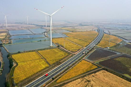 Aerial photo taken on Nov. 3, 2021 shows a wind farm in Luduo Township of Baoying County of Yangzhou, east China's Jiangsu Province. (Xinhua/Li Bo)