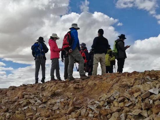 Chinese scientists survey at the Lunpola Basin within the center of the Central Tibetan Valley in June, 2017. (Photo provided by the research team)