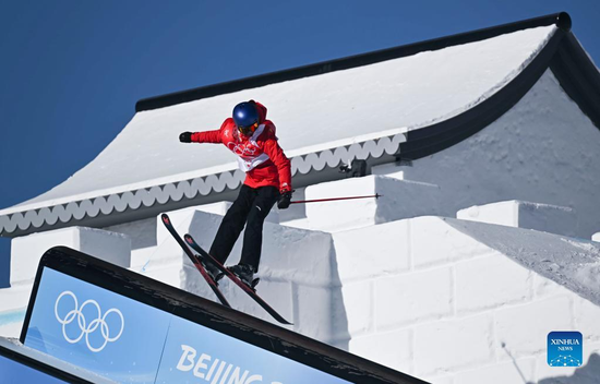 Gu Ailing of China competes during women's freeski slopestyle qualification of Beijing 2022 Winter Olympics at Genting Snow Park in Zhangjiakou, north China's Hebei Province, Feb. 14, 2021. (Xinhua/Xiao Yijiu)