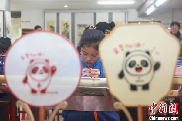 The Bing Dwen Dwen Embroidery on fans. (Photo: China News Service/Liu Lixin)