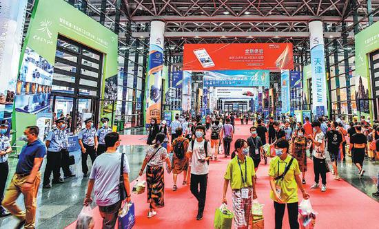 Consumers step out after shopping at the 18th China-ASEAN Expo in Nanning, Guangxi Zhuang autonomous region, on Sept 13. (China Daily/Peng Huan)