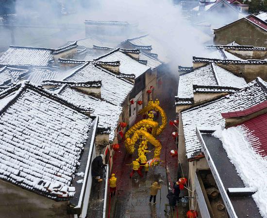 Cultural parades, sky lanterns add festive atmosphere to villages in Anhui
