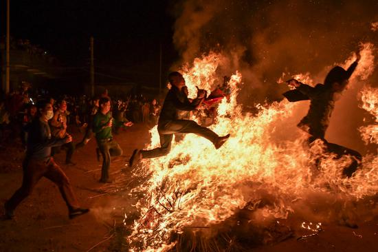 Local custom of 'Jumping over bonfire' held in Haikou to celebrate Lantern Festival