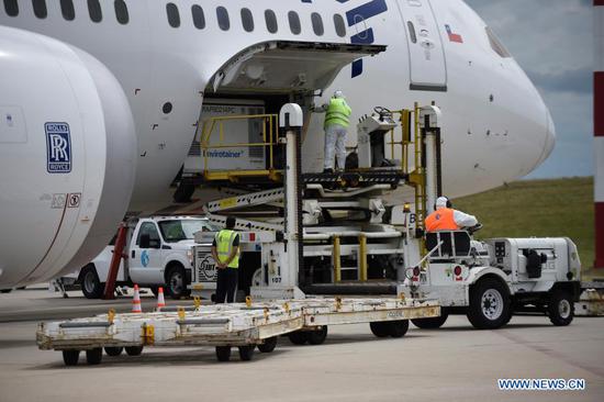 Workers unload vaccines from Chinese pharmaceutical firm Sinovac on its arrival in Montevideo, Uruguay, March 16, 2021. (Photo/Xinhua)