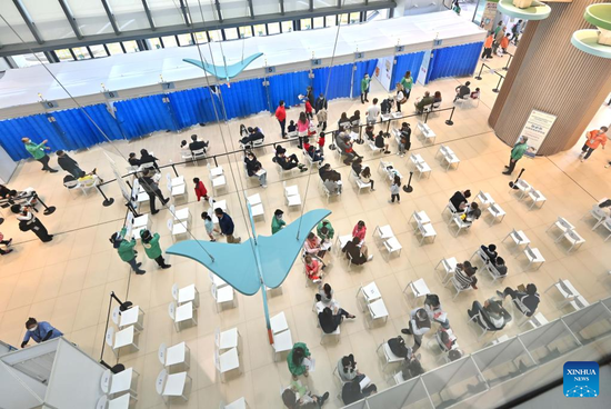 Children wait for receiving COVID-19 vaccines with their parents at a children community vaccination center in Hong Kong, Feb 16, 2022. Hong Kong registered 4,285 new cases of COVID-19 over the past 24 hours, according to data from the Center for Health Protection Wednesday. (Photo/Xinhua)