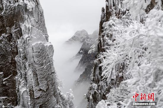Snow blankets Huangshan Mountain in east China's Anhui