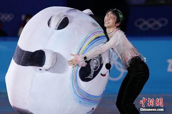 Hanyu Yuzuru embraces Bing Dwen Dwen after figure skating gala