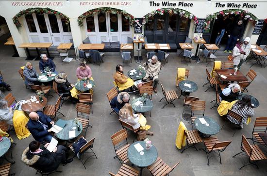 People dine outside Covent Garden in London, Britain, Feb. 10, 2022.  (Xinhua/Li Ying)