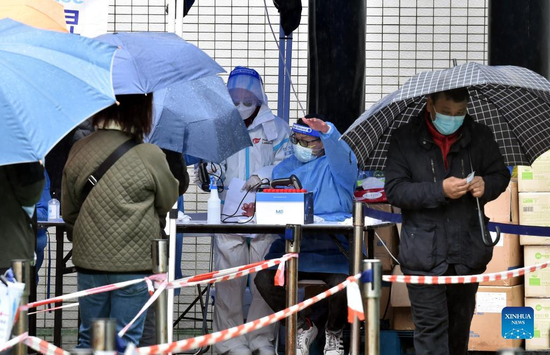 Medical workers register information of citizens receiving COVID-19 tests at a testing site in Hong Kong, south China, Feb. 21, 2022. Hong Kong on Monday reported 7,533 new cases and 13 deaths of COVID-19, official data showed. (Xinhua/Lo Ping Fai)