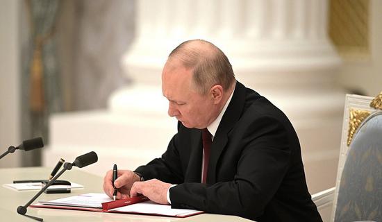 Russian President Vladimir Putin signs documents recognizing 