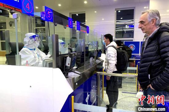 Inbound passengers chek in at the customs clearance counter. (Photo/China News Service)